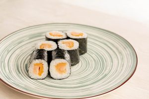 Ролл с копченным лососем